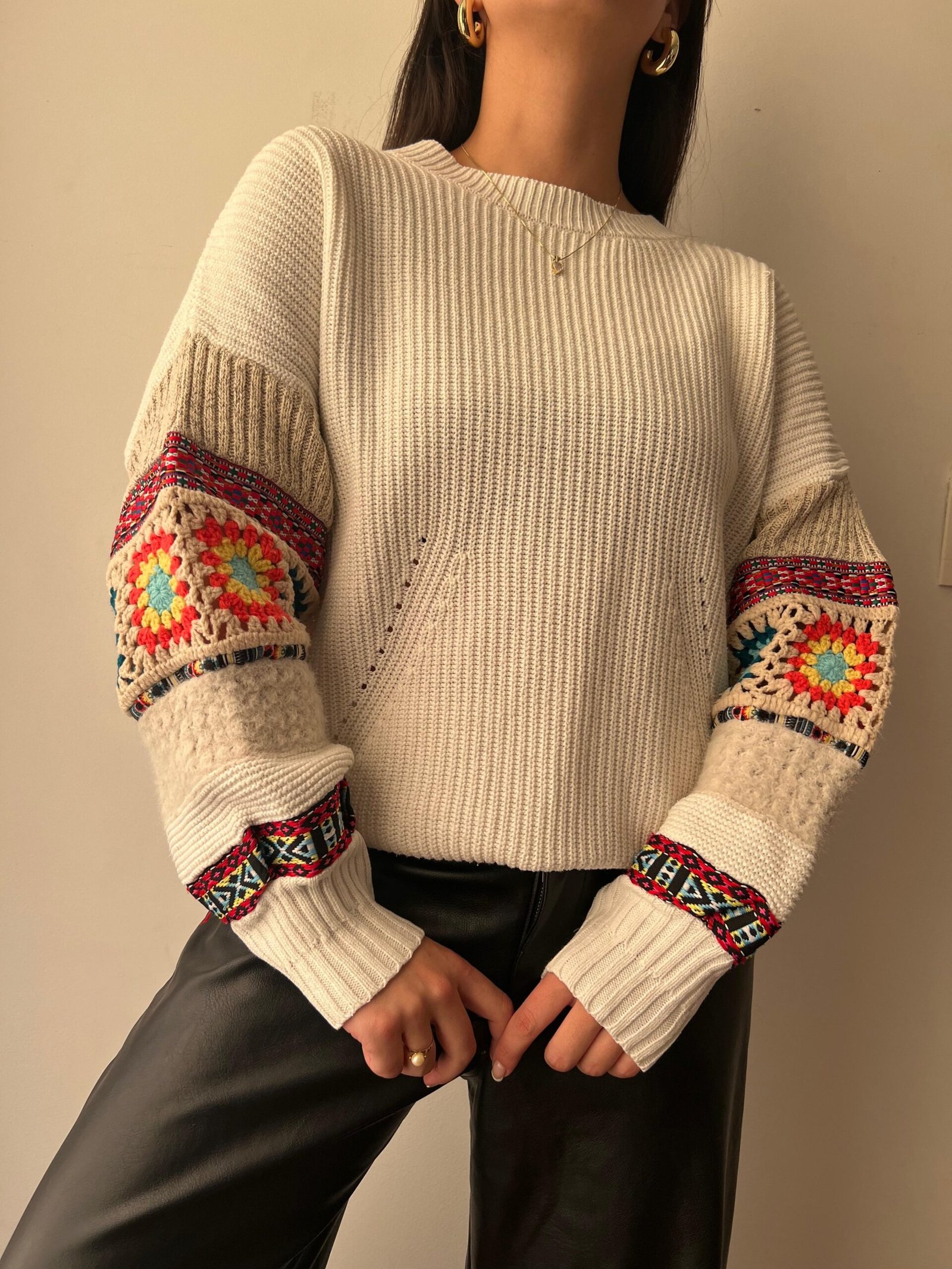 Saco tejido con mangas en crochet